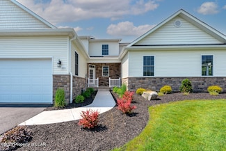 221 Sylvan Ln, Dallas, PA 18612