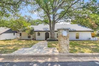 2848 Winterhaven Dr, Hurst, TX 76054