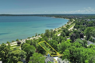 1123 Bay St, Traverse City, MI 49684