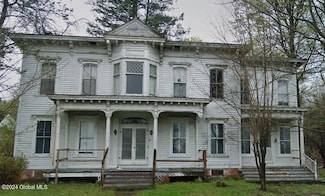 1 Hakes Rd, Troy, NY 12180
