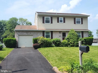 911 Lake Ln, Pennsburg, PA 18073