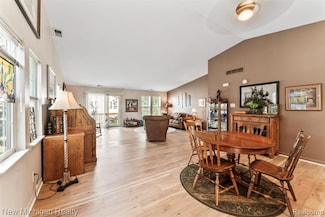 4885 Oak Hill Dr Unit 20, Waterford, MI 48329