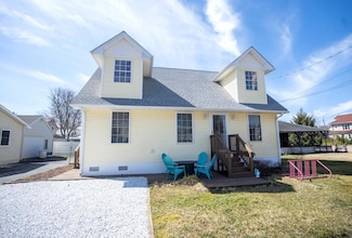 6230 Poplar St, Chincoteague Island, VA 23336