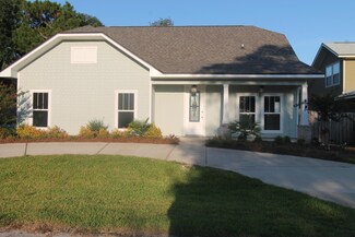 68 5th St, Shalimar, FL 32579