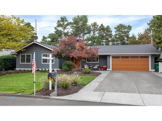 9015 SW Woodside Dr, Portland, OR 97225