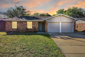 5608 Twin Oaks Dr, Haltom City, TX 76148