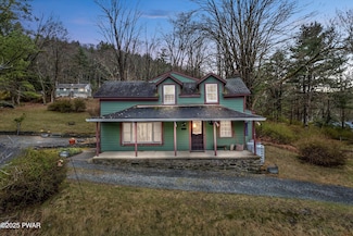 111 Delaware Dr, Lackawaxen, PA 18435