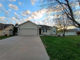 1713 Longhorn Ln, Raymore, MO 64083