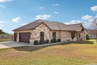 100 Fairway Dr, Floresville, TX 78114