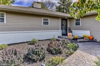11927 Robinwood Dr, Hagerstown, MD 21742
