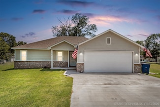802 NE 9th St, Wagoner, OK 74467