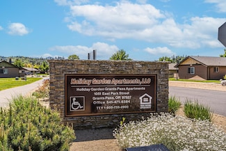 1051 E Park St, Grants Pass, OR 97527