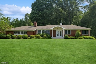 5 Woodland Rd, Pittstown, NJ 08867