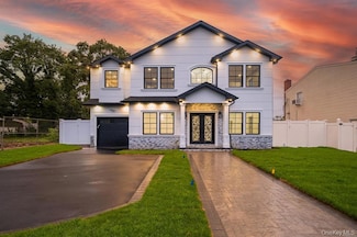 12 Hoover Ln, Bethpage, NY 11714