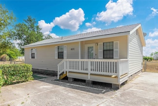 401 E Goodwin St, Bangs, TX 76823