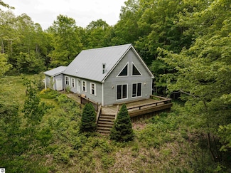 7434 Betsie River Ct, Benzonia, MI 49616
