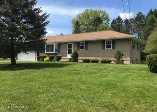 4 Maple Dr, Castleton On Hudson, NY 12033
