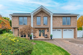 709 Demott Ct, Westbury, NY 11590