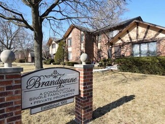 17W656 14th St Unit 12, Oakbrook Terrace, IL 60181