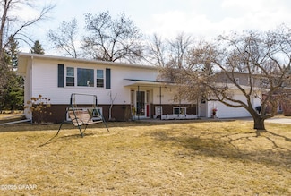 3348 Royal Cir, Grand Forks, ND 58201