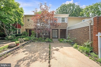1034 Moorefield Creek Rd SW, Vienna, VA 22180