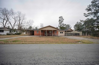 3706 E Lake Dr, Pine Bluff, AR 71603