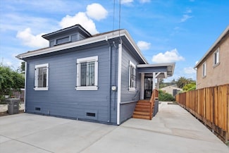 8850 Dowling St, Oakland, CA 94605