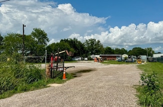965 S Front St, Angleton, TX 77515