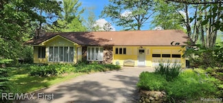 227 Joliet Ave, Houghton Lake, MI 48629