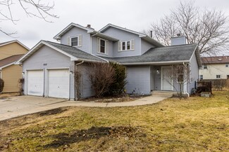 1512 Beckenham Dr, Bloomington, IL 61704