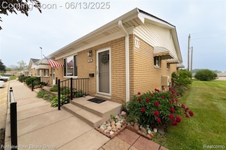 49904 Helfer Blvd, Wixom, MI 48393