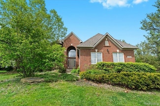 8380 Jamestown Dr, White Lake, MI 48386