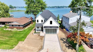 1517 Kessler Ave, Keego Harbor, MI 48320