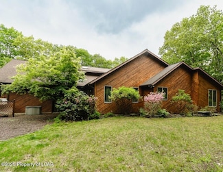 608 Laurel Lakes Dr, Mountain Top, PA 18707