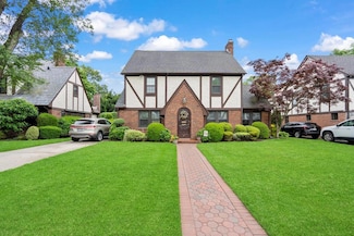 107 Wickham Rd, Garden City, NY 11530