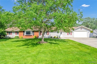 121 Bartlett Rd, East Aurora, NY 14052