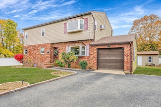 32 Mccue Ave, Wyandanch, NY 11798