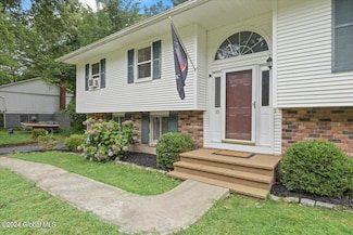 35 Acorn Ave, Clifton Park, NY 12065