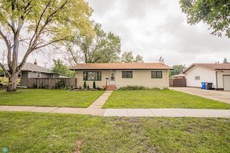 1909 14th St S, Fargo, ND 58103