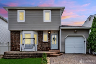 22 Tanbark Dr, Parlin, NJ 08859