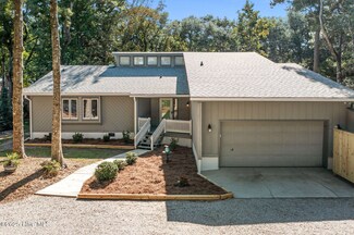 131 Oakleaf Dr, Atlantic Beach, NC 28512