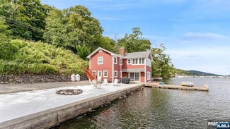 206 Lakeside Rd, Hewitt, NJ 07421