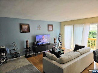426 Undercliff Ave Unit 2L, Edgewater, NJ 07020