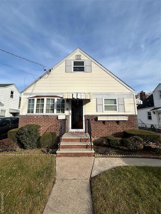 420 Pennsylvania Ave, Williston Park, NY 11596