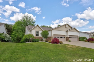926 N Sandalwood Cir, Norton Shores, MI 49441