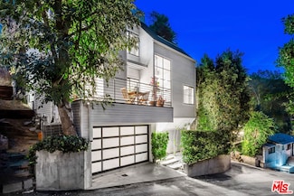 10525 Selkirk Ln, Los Angeles, CA 90077