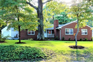 7402 Camp Okee Dr, Gloucester Point, VA 23062