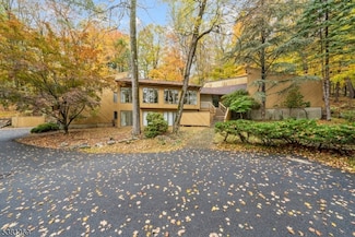 77 Old Cow Pasture Ln, Kinnelon, NJ 07405