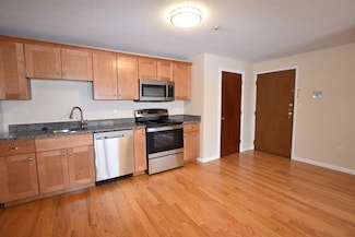 88-98 Charles St Unit 13, Waltham, MA 02453