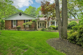 28 Stepping Stone Crescent, Dix Hills, NY 11746